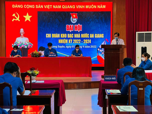 Đồng chí Nguyễn Xuân Thủy – Phó Bí thư Đảng ủy KBNN tỉnh phát biểu ý kiến chỉ đạo tại Đại hội
