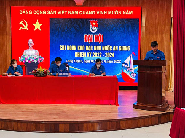 Đồng chí Nguyễn Minh Trung - Ủy viên Ban Thường vụ Đoàn khối Cơ quan và Doanh nghiệp tỉnh phát biểu ý kiến chỉ đạo tại Đại hội