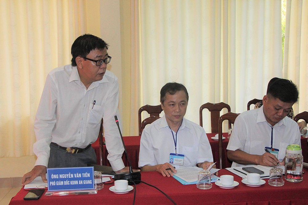 Phó Giám đốc Kho bạc Nhà nước An Giang Nguyễn Văn Tiến chủ trì, phát biểu tại hội nghị